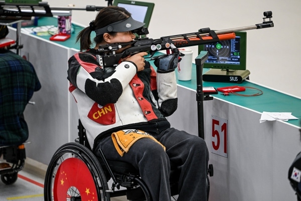 10月23日，杭州第4屆亞殘運會射擊(R2)SH1級女子10米氣步槍立射資格賽舉行。圖為中國隊選手張翠平在比賽中。圖片來源：杭州亞殘組委