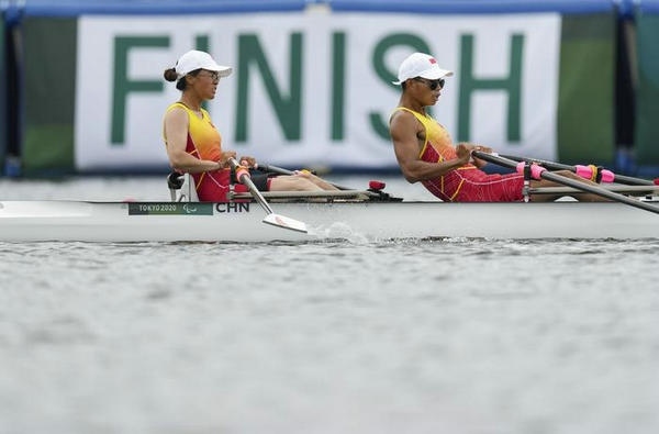 2021年8月29日，在東京殘奧會賽艇項目PR2級混合雙人雙槳決賽中，中國組合劉爽/蔣繼劍獲得銅牌。圖為劉爽（左）/蔣繼劍在比賽中。新華社記者 胡虎虎攝（資料圖）