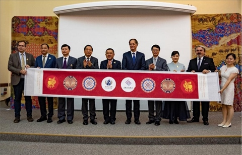 “絲路綺粲—中國絲綢藝術(shù)展”開幕式在匈牙利首都布達(dá)佩斯舉行。布達(dá)佩斯中國文化中心供圖