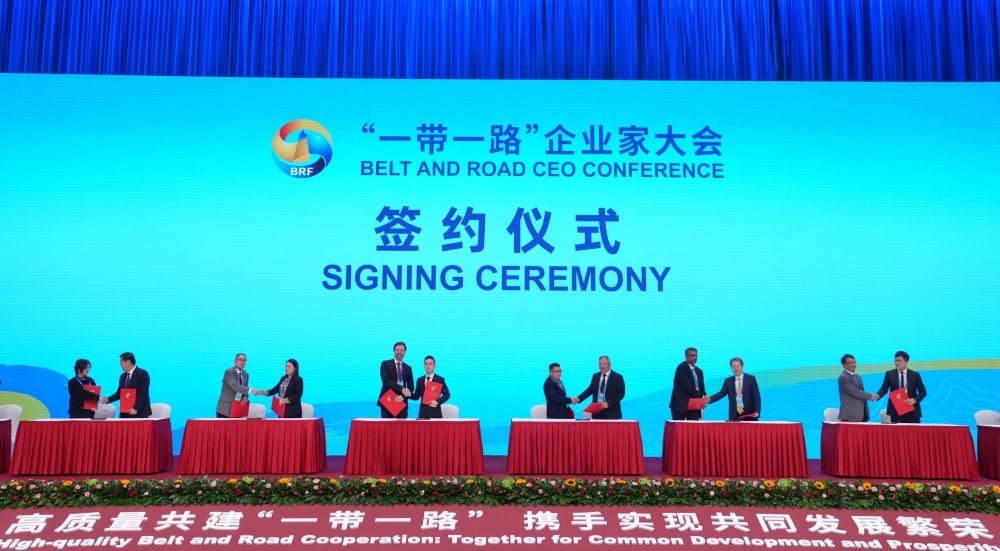 這是2023年10月17日拍攝的“一帶一路”企業(yè)家大會簽約儀式現(xiàn)場。新華社記者 王毓國 攝