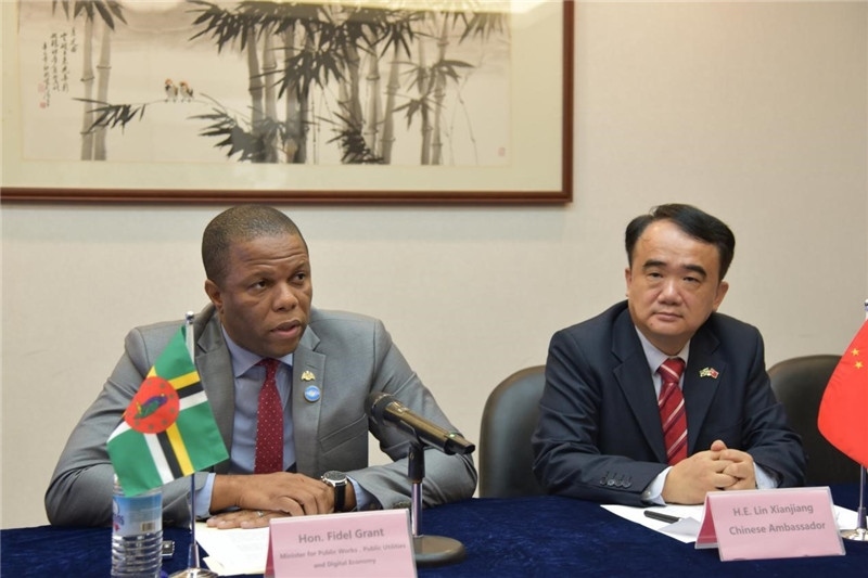 多公共工程部部長格蘭特（左一）向與會記者介紹赴華參會情況。駐多米尼克使館供圖
