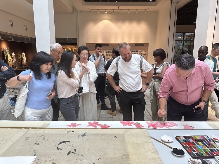 首屆國際傳播“絲路獎(jiǎng)”獲獎(jiǎng)代表等在廣州市荔灣區(qū)永慶坊參加文化交流活動(dòng)。楊爍壁、王燕攝影報(bào)道