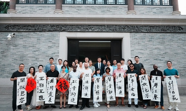 首屆國際傳播“絲路獎(jiǎng)”獲獎(jiǎng)代表等在廣州市荔灣區(qū)永慶坊參加文化交流活動(dòng)。楊爍壁、王燕攝影報(bào)道