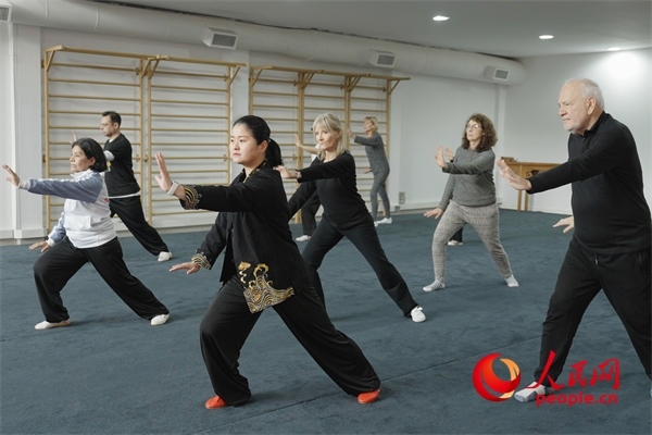 阿根廷武術(shù)俱樂部協(xié)會(huì)副會(huì)長(zhǎng)陳敏正在教學(xué)。人民網(wǎng)記者 張若涵攝