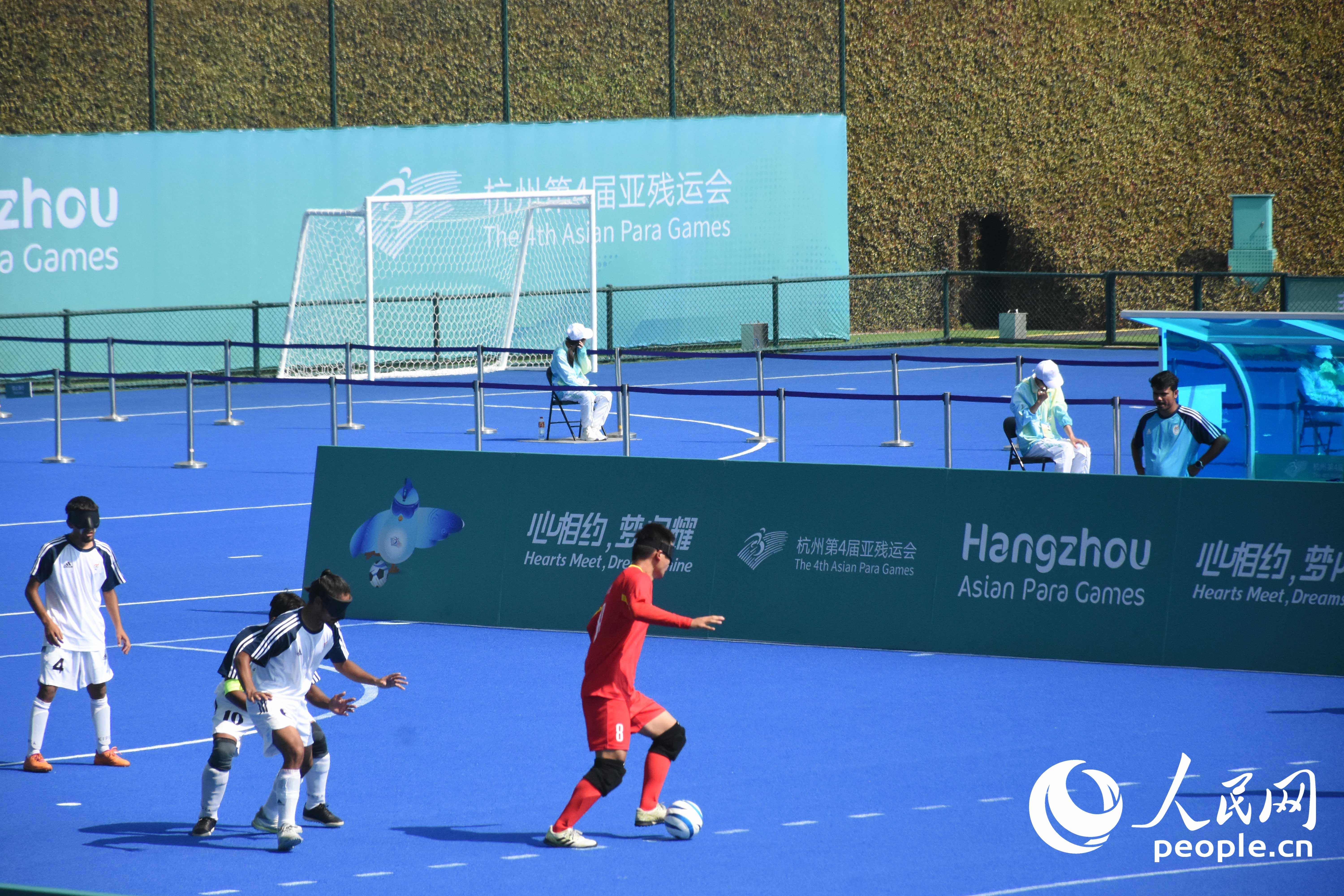 盲人足球比賽進(jìn)行中，賽場周圍有特制擋板。人民網(wǎng) 周靜圓攝