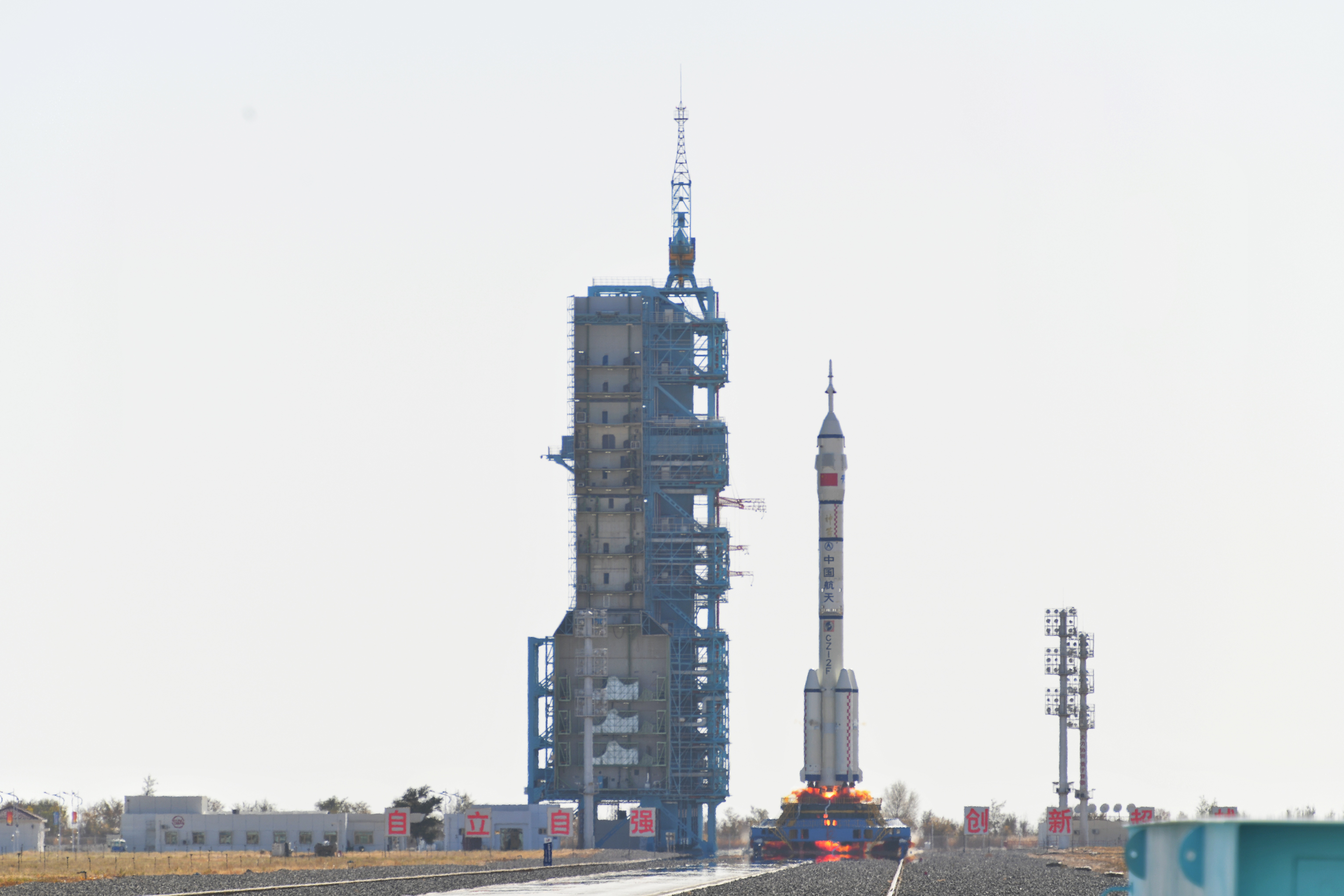 神舟十七號載人飛船發(fā)射升空震撼瞬間。人民網(wǎng) 張啟川攝