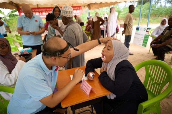 醫(yī)療隊(duì)為當(dāng)?shù)鼗颊吡x診。中國(guó)援桑醫(yī)療隊(duì)供圖