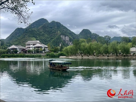 秋日的邊城鎮(zhèn)，青山滴翠、碧水含情。人民網(wǎng) 周靜圓攝