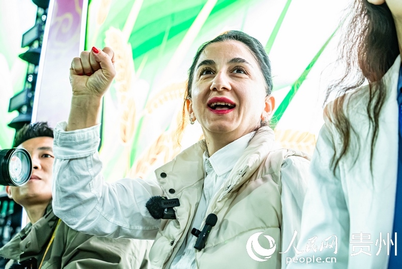 外媒記者在現(xiàn)場吶喊助威。人民網 陽茜攝