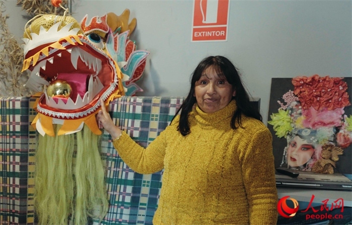 “熊貓閱覽室”一角。盧漢·梅洛為記者展示大使館贈送的龍頭。人民網(wǎng)記者 張若涵攝