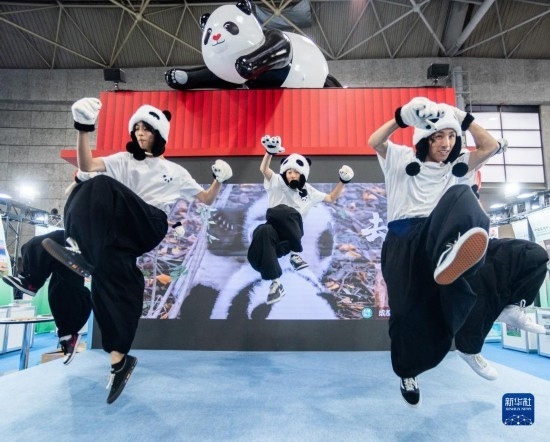  10月29日，街舞隊在日本大阪國際會展中心中國館表演街舞。新華社發(fā)（中國駐大阪旅游辦事處供圖）