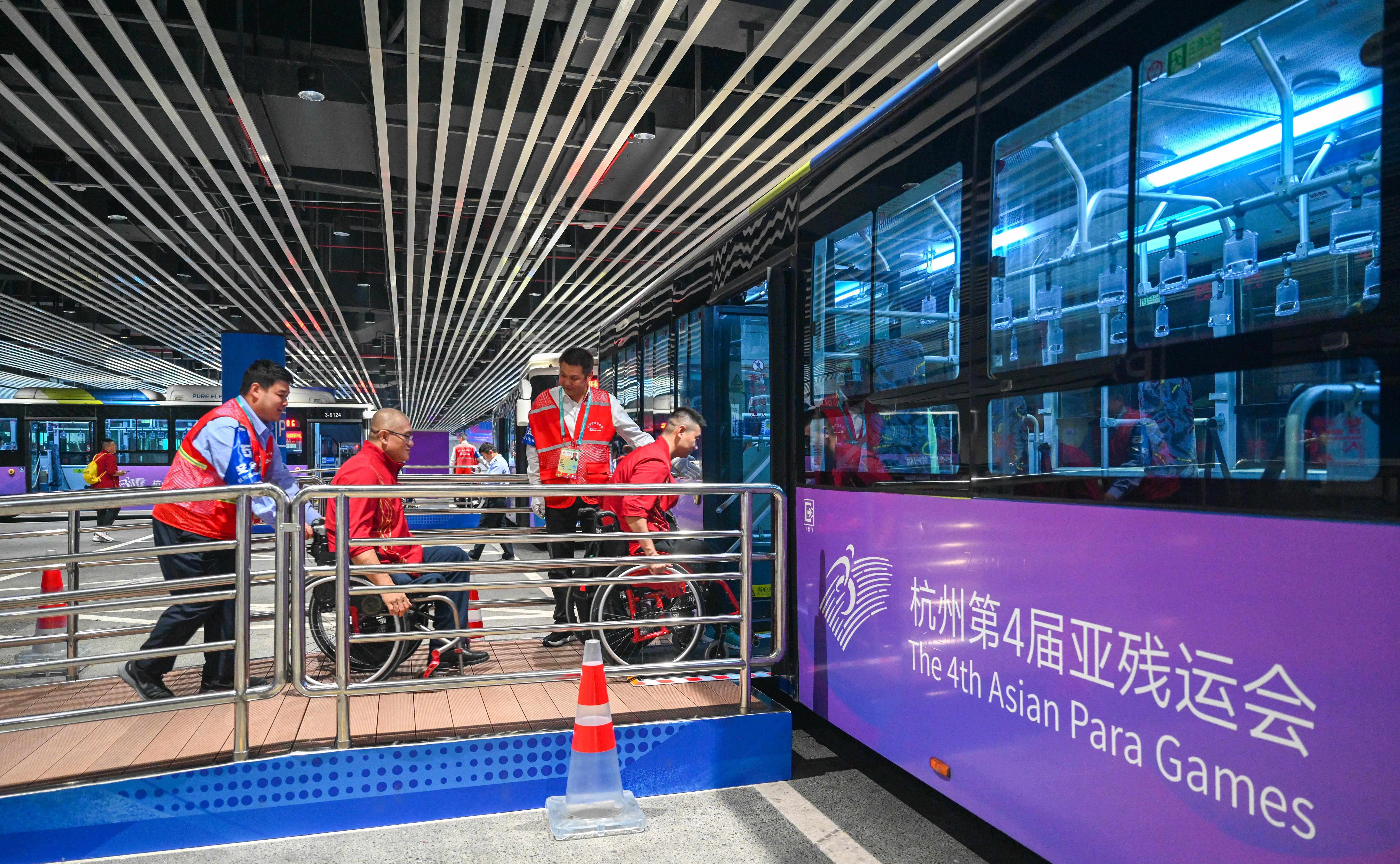 △2023年10月25日，結(jié)束輪椅籃球比賽后的中國隊(duì)和阿富汗隊(duì)球員通過無障礙坡道，順利上車返回運(yùn)動(dòng)員村。