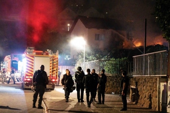  10月29日，在以色列北部城市謝莫納，以軍士兵和急救人員在一處被火箭彈擊中的現(xiàn)場(chǎng)執(zhí)勤。新華社發(fā)（阿亞爾·馬爾戈林?jǐn)z/基尼圖片社）
