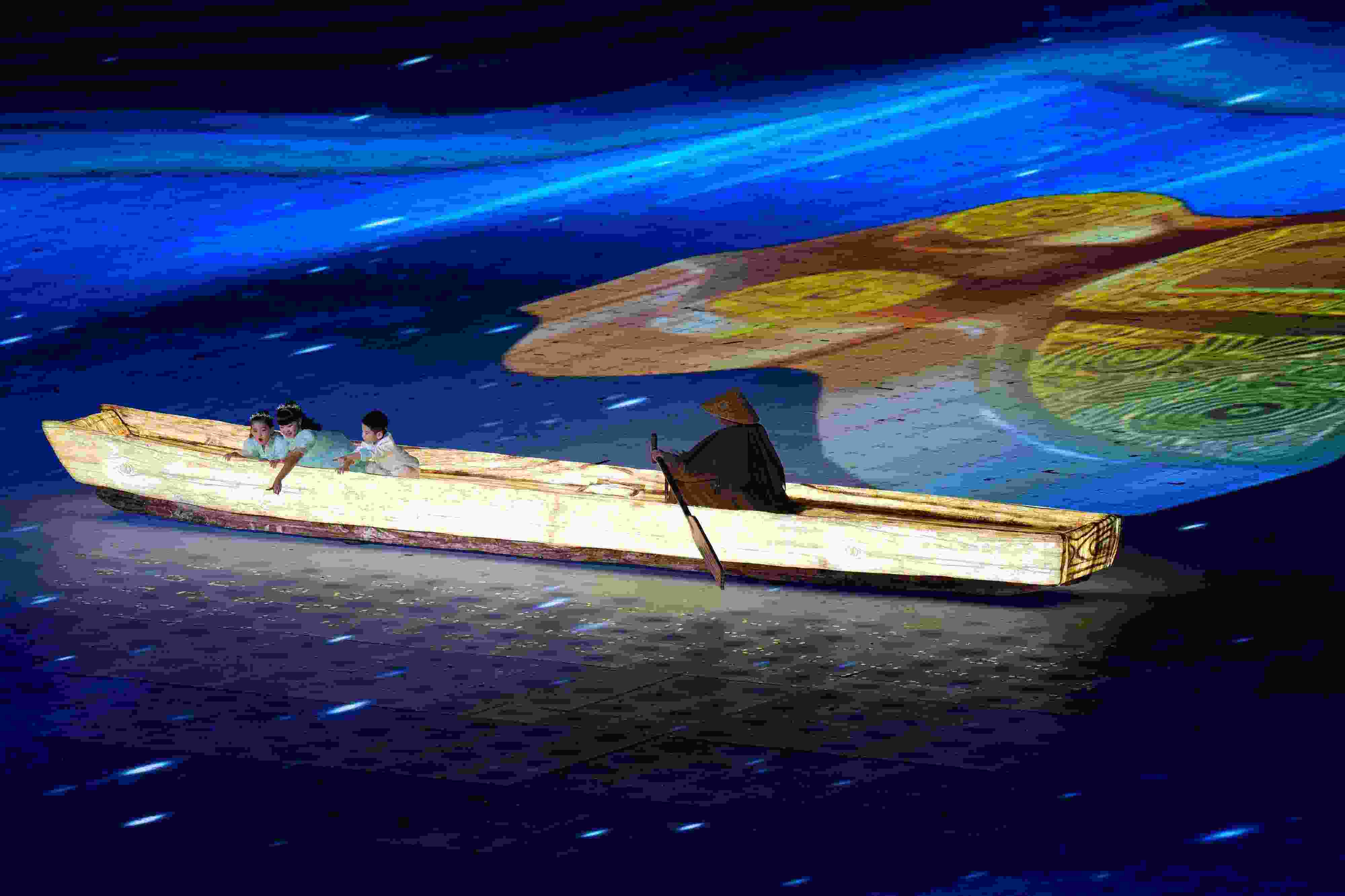 △2023年10月28日，杭州亞殘運(yùn)會(huì)閉幕式上的“中華第一舟”。