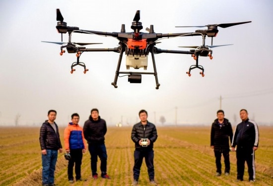 2019年2月25日，無(wú)人機(jī)教員（右三）在河北省衡水市冀州區(qū)徐莊鄉(xiāng)北榆林村為村民做植保無(wú)人機(jī)飛行操作技能培訓(xùn)。新華社記者 李曉果 攝