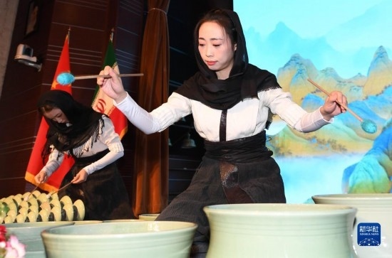 10月30日，演員在伊朗德黑蘭伊朗國家藝術(shù)科學(xué)院舉行的“青風(fēng)海上來”浙江青瓷巡禮開幕式暨“萬象中國·天下寧波”寧波文旅推介會開幕式上表演。新華社記者 沙達提 攝