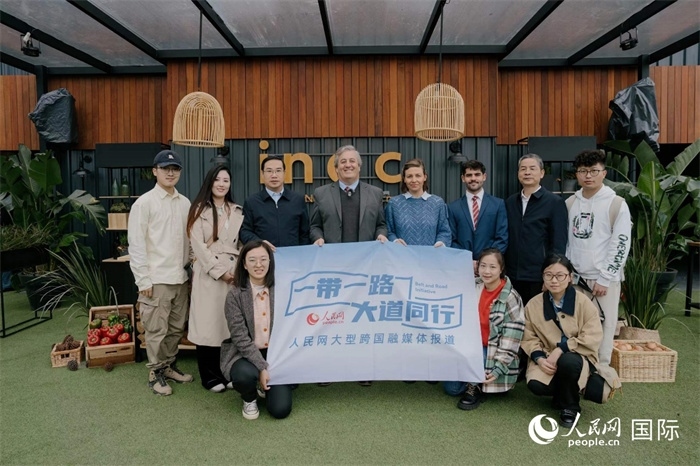 在烏拉圭第118屆普拉多牧農(nóng)業(yè)國(guó)際博覽會(huì)上，烏拉圭國(guó)家肉類(lèi)協(xié)會(huì)主席與人民網(wǎng)記者合影。人民網(wǎng)記者 張若涵攝