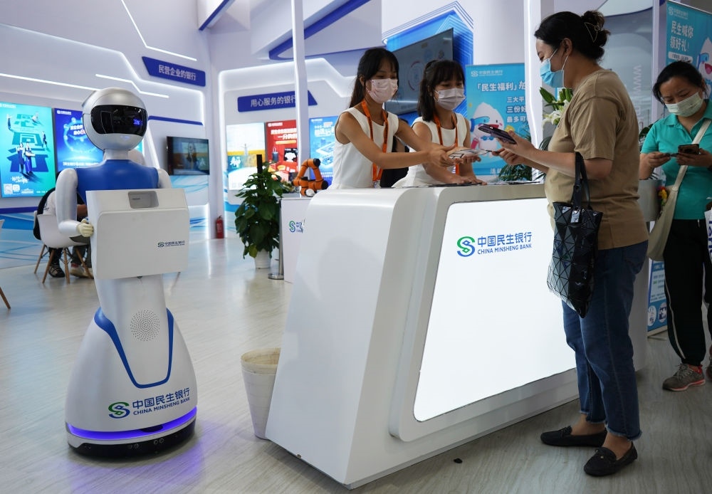2022年9月4日，在服貿(mào)會(huì)首鋼園區(qū)金融服務(wù)專題展上，參觀者在中國民生銀行展臺咨詢金融業(yè)務(wù)。新華社記者 金皓原 攝