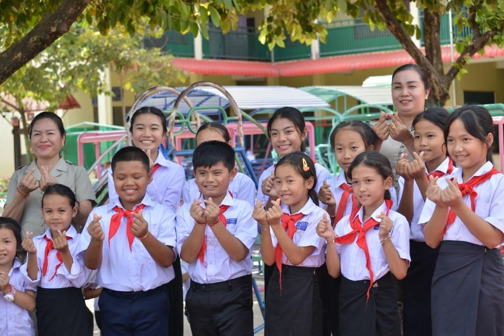 在采訪中，中老友好農(nóng)冰村小學(xué)師生為老中友誼“比心”。