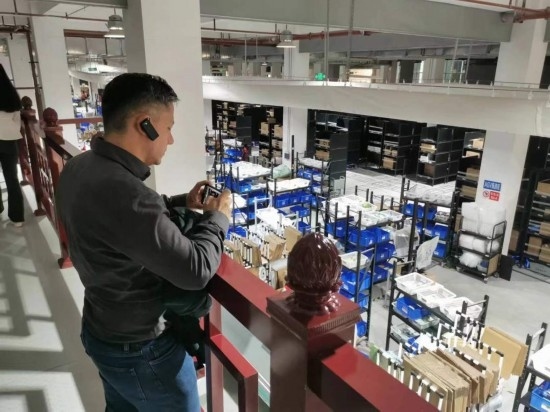 2023“一帶一路”媒體合作論壇聯(lián)合采訪團(tuán)團(tuán)員在仁和醫(yī)藥物流園拍攝記錄轉(zhuǎn)運(yùn)流程。（本報(bào)記者 黃超攝）