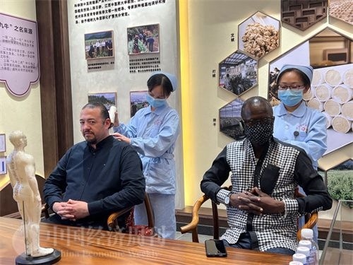  （外媒記者爭先恐后體驗(yàn)艾灸，直呼神奇。中國經(jīng)濟(jì)周刊記者 郭志強(qiáng) 攝）