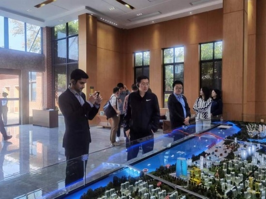 10月24日，2023“一帶一路”媒體合作論壇聯(lián)合采訪團團員在清水塘投資集團招商服務(wù)中心參觀。本報記者 常雯宜攝