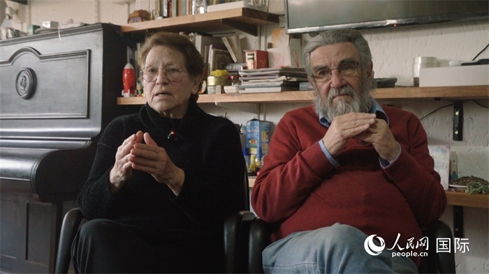 艾麗西亞·奧夫雷貢（左）和馬里奧·帕佐斯接受人民網(wǎng)專訪。人民網(wǎng)記者 張若涵攝