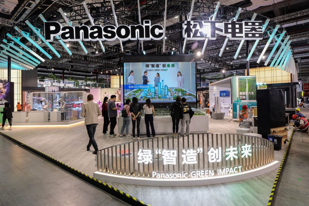 2023年11月2日，工作人員在進博會松下電器展位做準備工作。新華社記者 辛夢晨 攝