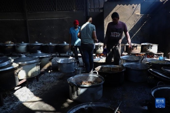 11月3日，在加沙地帶南部城市拉法，人們在煤氣中斷后用柴火做飯。新華社發(fā)（里澤克·阿卜杜勒賈瓦德攝）