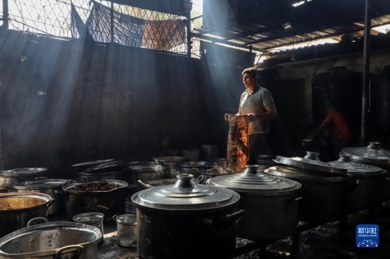 11月3日，在加沙地帶南部城市拉法，人們在煤氣中斷后用柴火做飯。新華社發(fā)（里澤克·阿卜杜勒賈瓦德攝）