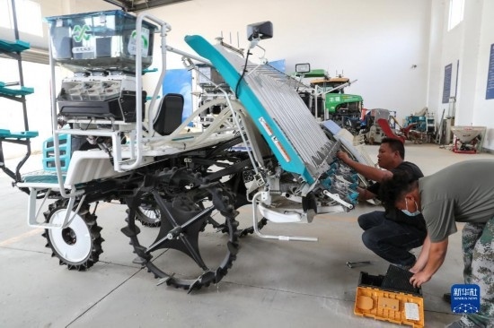 11月4日，技術(shù)員在南通市通州區(qū)十總鎮(zhèn)育民村農(nóng)場(chǎng)保養(yǎng)無人插秧機(jī)設(shè)備。