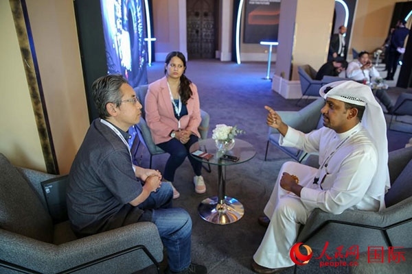 人民網(wǎng)記者采訪迪拜創(chuàng)新企業(yè)家索萊曼·里法伊（右一），索萊曼表示期待加強與中方合作。人民網(wǎng) 塔里克·易卜拉欣 攝