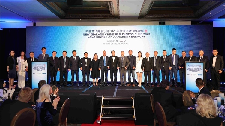 新西蘭華商聯(lián)合總會首批會員代表上臺亮相。攝影：張凱
