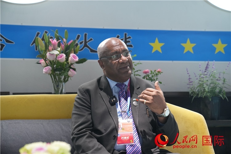 斐濟副總理兼貿(mào)易部長卡米卡米加談參加進博會感受。人民網(wǎng)記者 吳超嵐攝