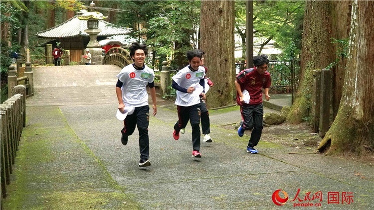 中日青少年在百年古剎里奔跑，揮灑青春的汗水。人民網(wǎng) 蔣曉辰攝