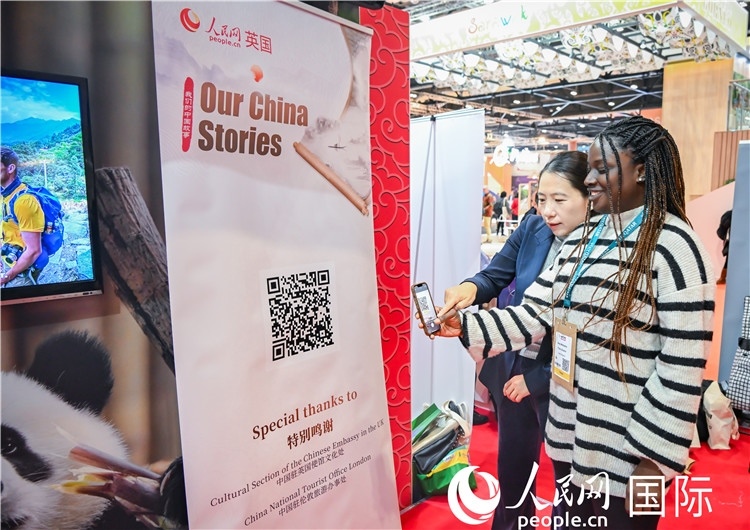 觀眾掃碼《我們的中國(guó)故事》系列視頻。人民網(wǎng) 郭錦標(biāo)攝