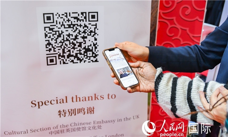 觀眾掃碼《我們的中國(guó)故事》系列視頻。人民網(wǎng) 郭錦標(biāo)攝