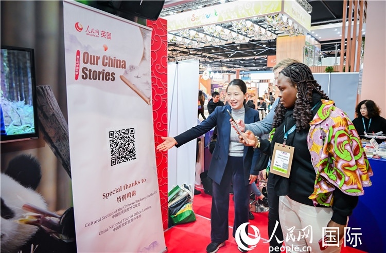 觀眾掃碼《我們的中國(guó)故事》系列視頻。人民網(wǎng) 郭錦標(biāo)攝