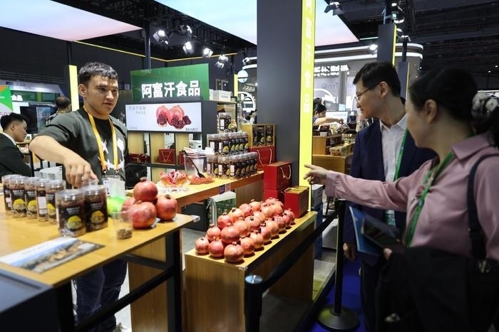 11月6日，在第六屆進(jìn)博會食品及農(nóng)產(chǎn)品展區(qū)，阿富汗食品吸引參展人員。