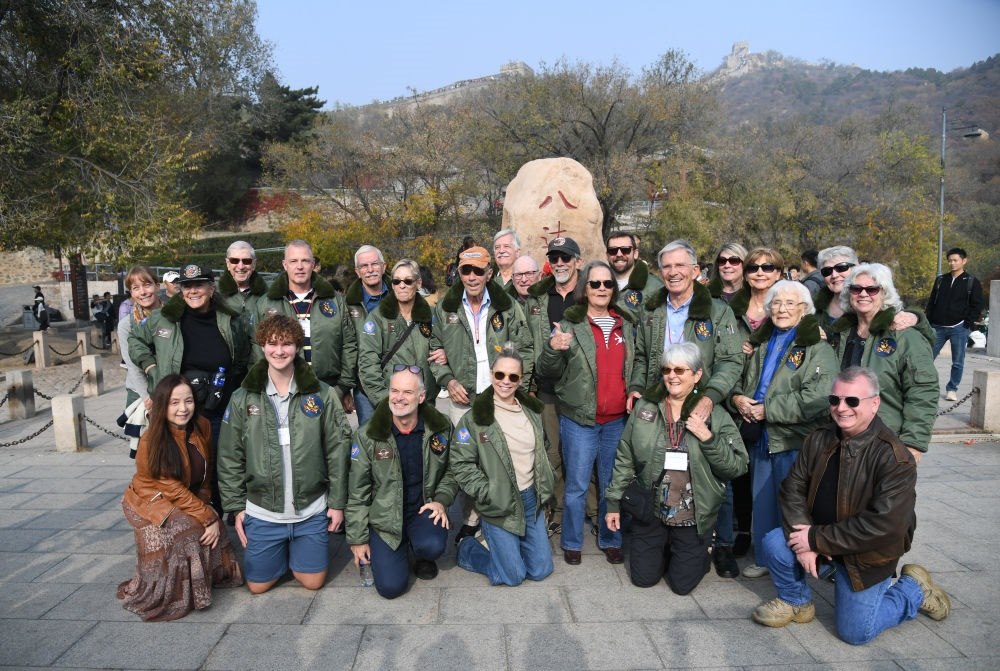 2023年10月29日，飛虎隊老兵莫耶一行人在北京八達嶺長城合影留念。當(dāng)日，美中航空遺產(chǎn)基金會訪華代表團成員陸續(xù)抵達北京。新華社記者 任超 攝