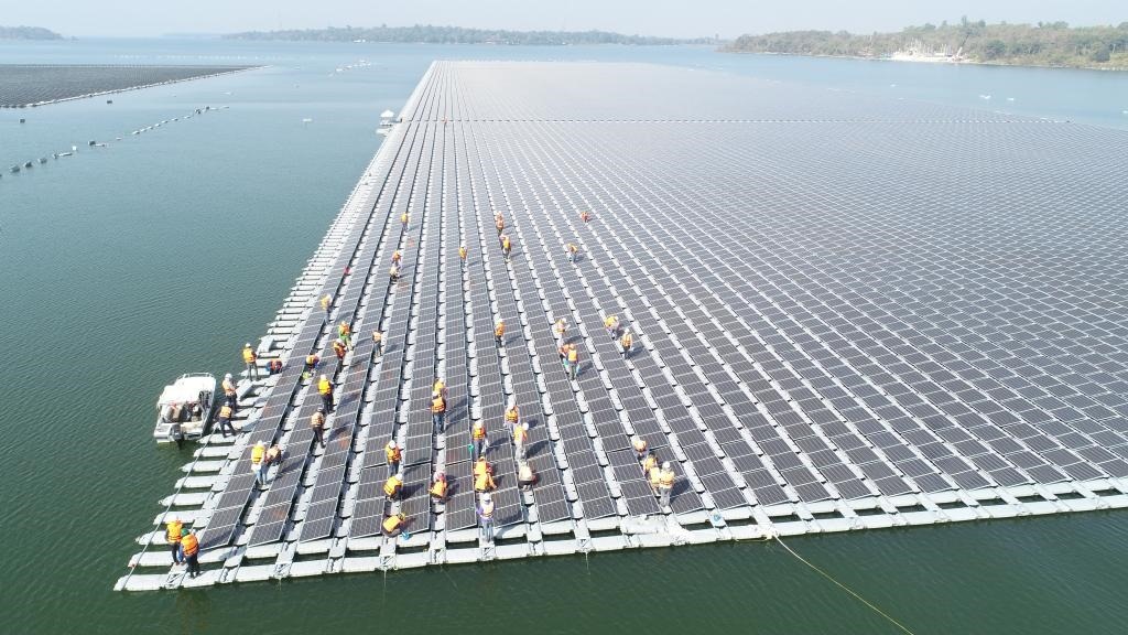 2021年1月23日，施工人員檢查泰國烏汶府詩琳通大壩綜合浮體光伏項目的太陽能板安裝情況。新華社發(fā)（泰國國家電力局項目組供圖）