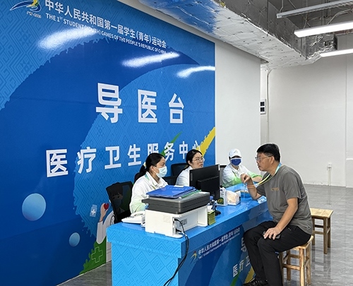 村內(nèi)住客在醫(yī)療衛(wèi)生服務(wù)中心導(dǎo)醫(yī)臺(tái)問診。人民網(wǎng)記者 歐興榮攝