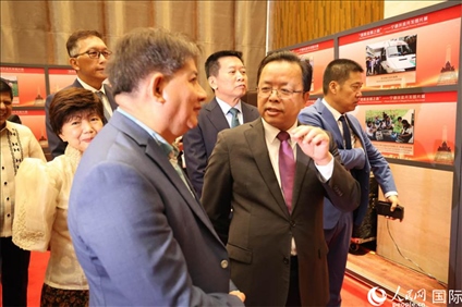 論壇期間配套舉行“‘?dāng)[脫貧困之路’——寧德扶貧開(kāi)發(fā)圖片展”。人民網(wǎng)記者樊帆 攝