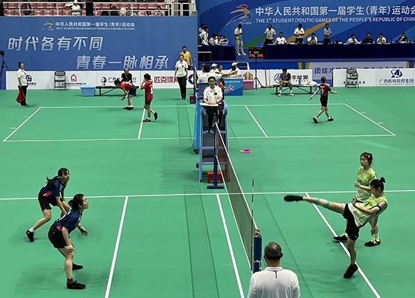 11月11日，第一屆全國學生（青年）運動會毽球（校園組）比賽現(xiàn)場。人民網記者 歐興榮攝