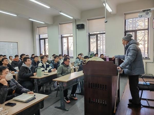 鐘萬(wàn)勰院士為研究生上課。大連理工大學(xué)供圖