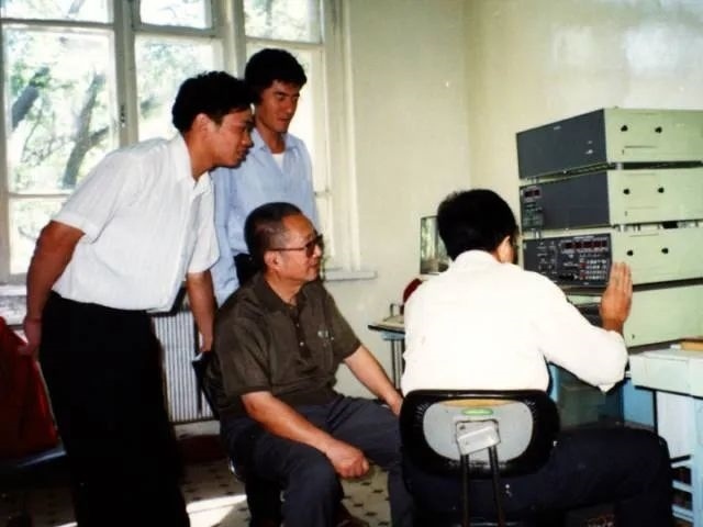 秦裕琨與團(tuán)隊(duì)在一起。哈爾濱工業(yè)大學(xué)供圖