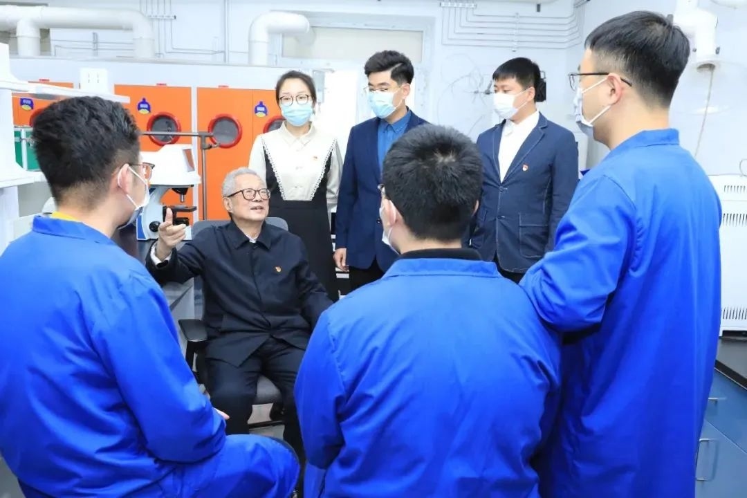 秦裕琨院士在實(shí)驗(yàn)室與青年師生交流。哈爾濱工業(yè)大學(xué)供圖