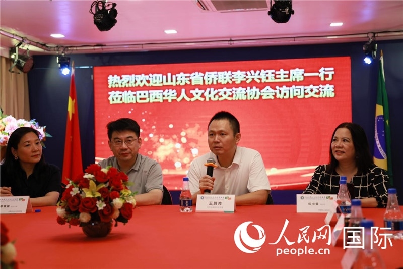 中國(guó)駐里約熱內(nèi)盧副總領(lǐng)事王尉育（右二）發(fā)表致辭。人民網(wǎng)記者宋亦然攝