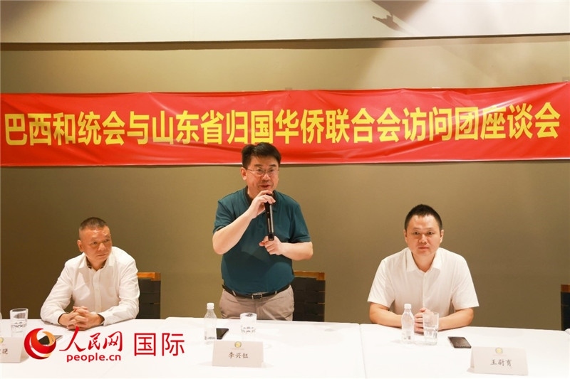 中國僑聯(lián)副主席、山東省僑聯(lián)主席李興鈺（中）在座談會上致辭。人民網(wǎng)記者 陳海琪攝