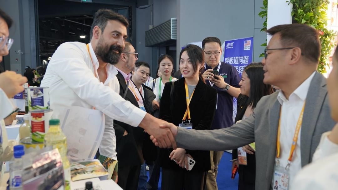 第六屆進(jìn)博會(huì)上，國(guó)內(nèi)一家超市行業(yè)的客商與來(lái)自美國(guó)佐治亞州的企業(yè)展商達(dá)成初步合作意向。